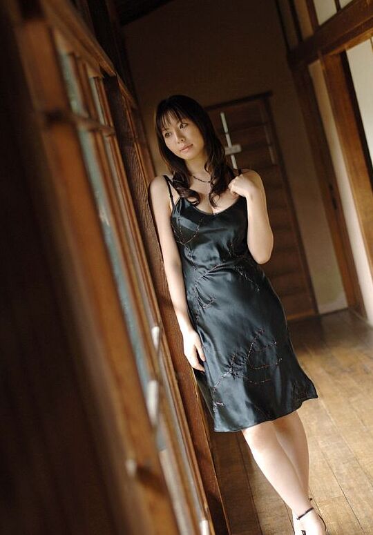 16P La jolie japonaise Ai Takeuti montre son joli cul dans de la lingerie sensuelle