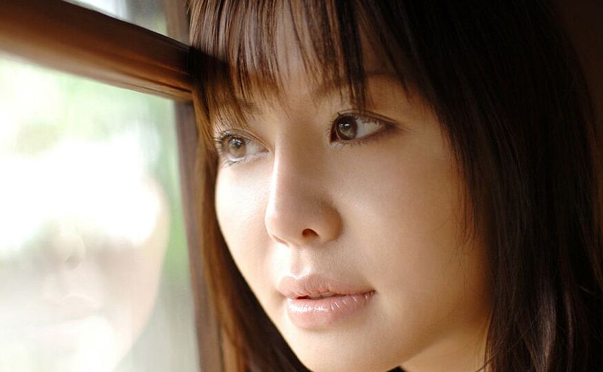 16P La jolie japonaise Ai Takeuti montre son joli cul dans de la lingerie sensuelle