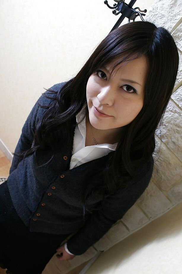 16P Tímida asiática MILF em roupas sociais, tirando a roupa e expondo seu corte peludo