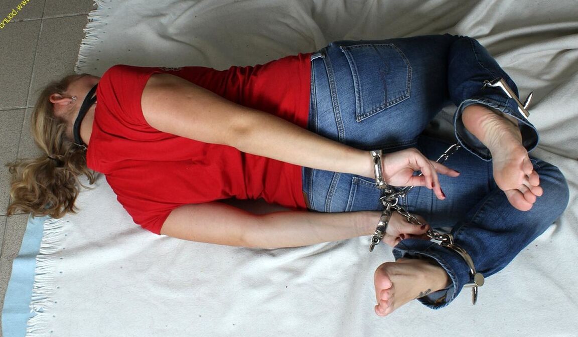16P pieds liés Albina Rose hogtied