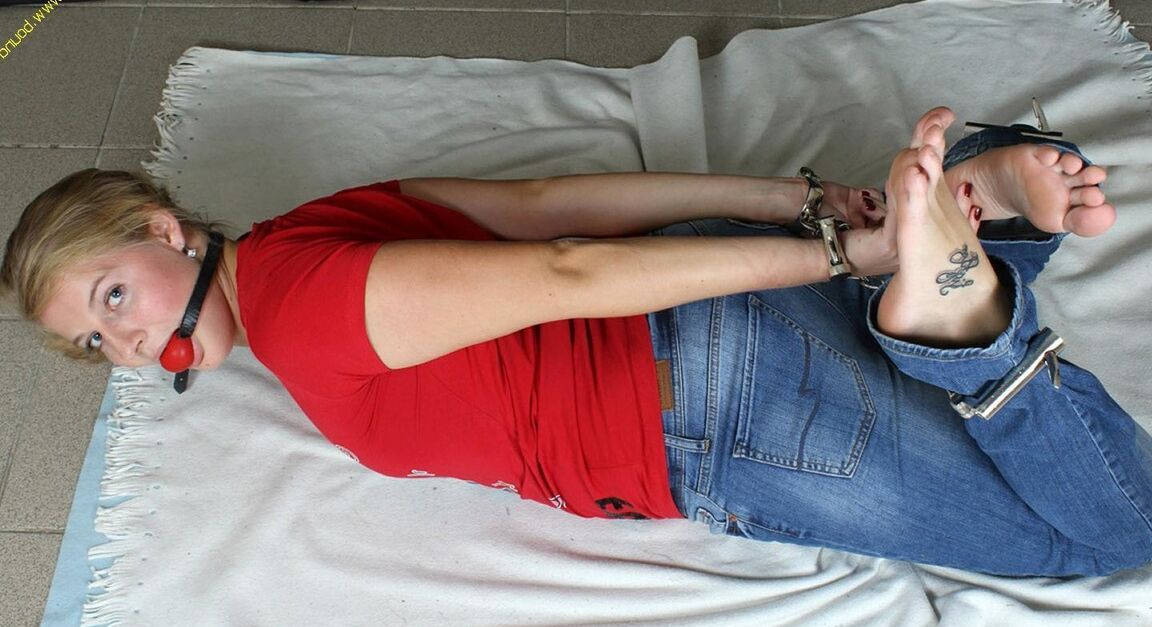 16P pieds liés Albina Rose hogtied