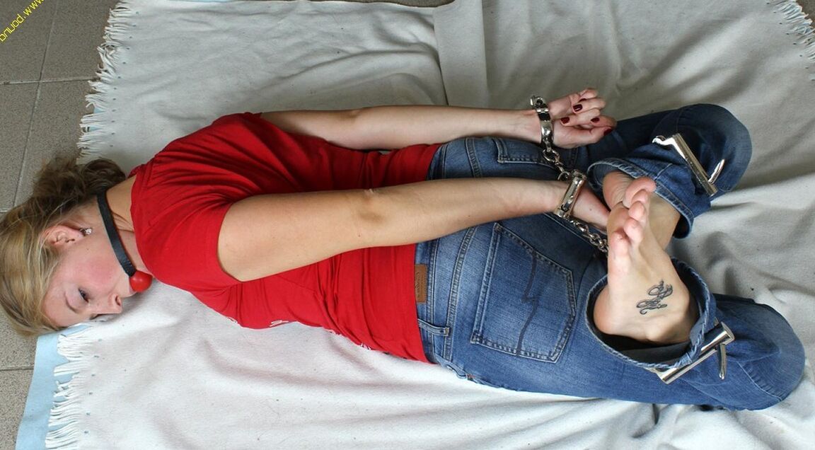 16P pieds liés Albina Rose hogtied