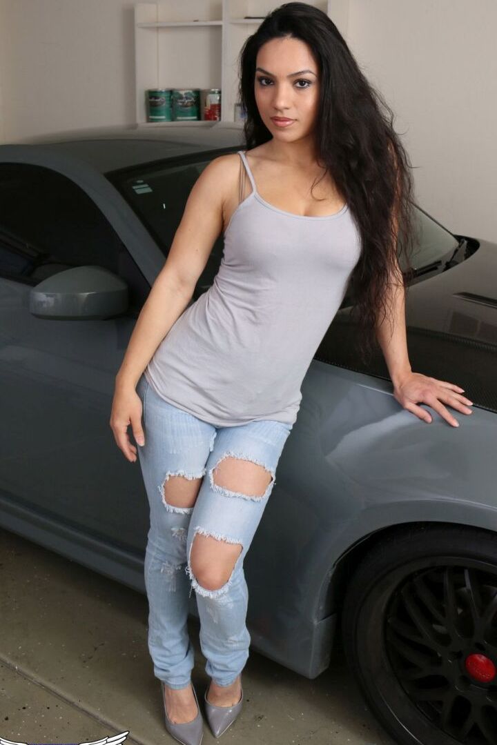 12P Modelo solista con cabello largo se quita los jeans rotos para poses sexys en bragas negras