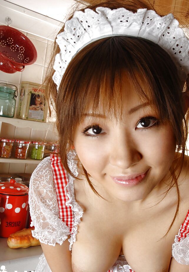 15P Asiática follable con buenas tetas Reon Kosaka desnudándose en la cocina