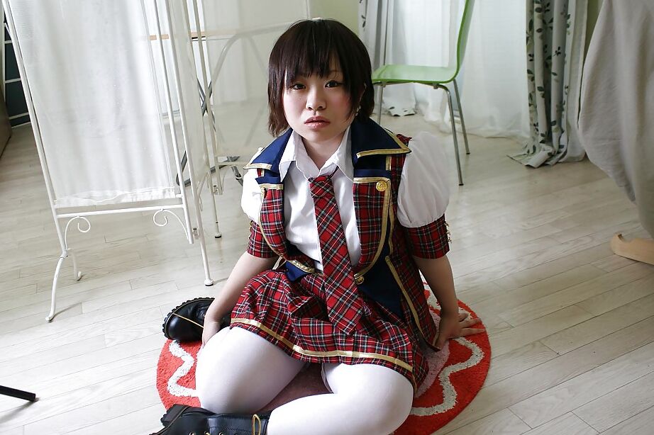 16P La colegiala asiática Mayu Nakane revela su bonito culo y su atractivo corte