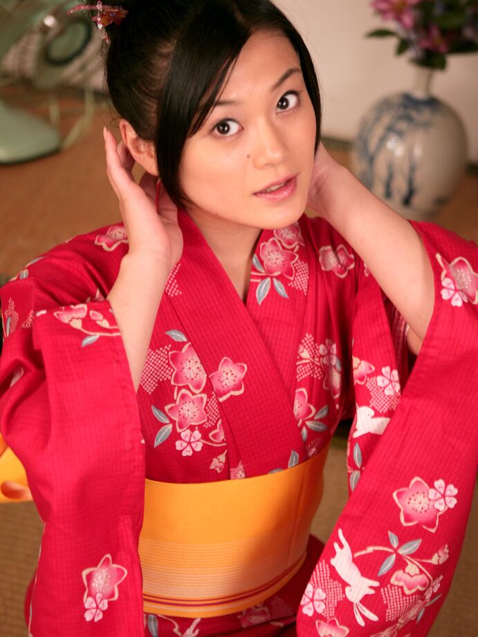 12P La jolie poupée japonaise Kyoko Nakajima montre secrètement sa chatte touffue