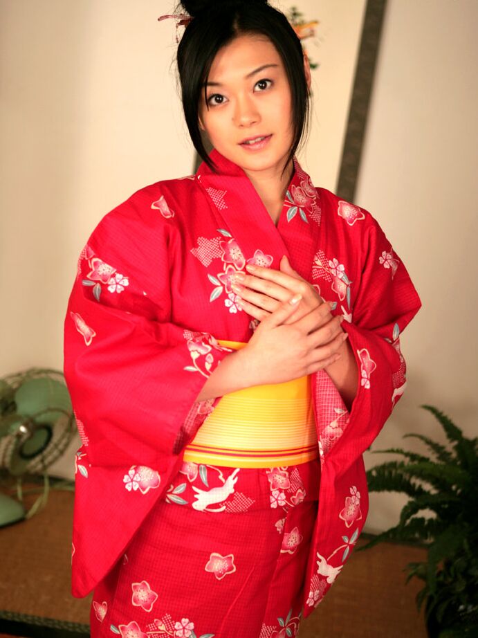 12P La jolie poupée japonaise Kyoko Nakajima montre secrètement sa chatte touffue