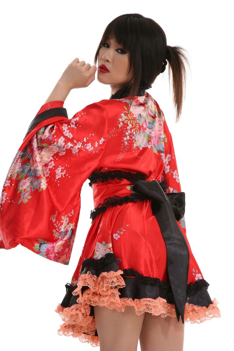 15P Japanese model Maya Mai stands naked after removing traditional attire