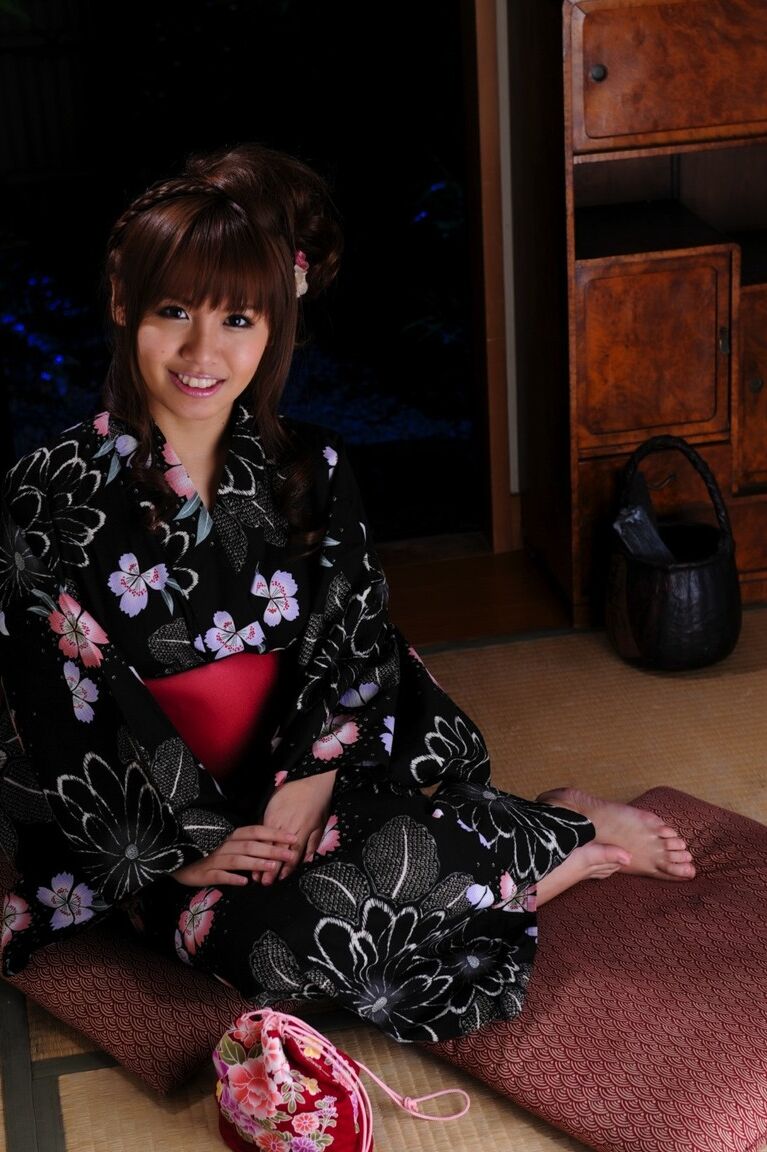 12P Japanese Geisha girl with a pretty face model non nude in kimono