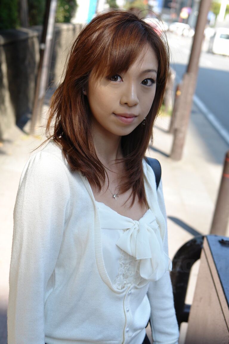 21P ブルネット アジア人 ユリ リエが服を脱いでバンの中でおもちゃにされる