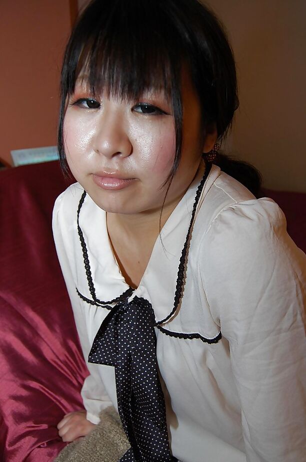 16P Une écolière asiatique timide se mettant nue et exposant sa fente juteuse en gros plan