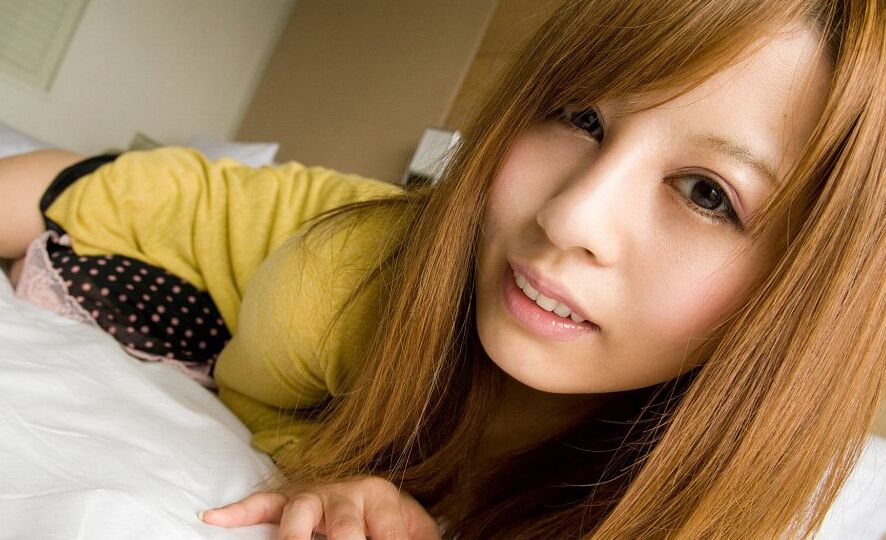 16P La adolescente japonesa tetona Momo besa a su novio antes de que él la desnude