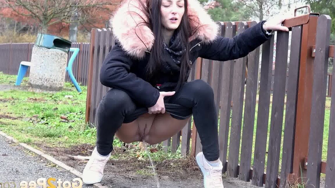 15P Sexy Katy relieves her pee desperation in public