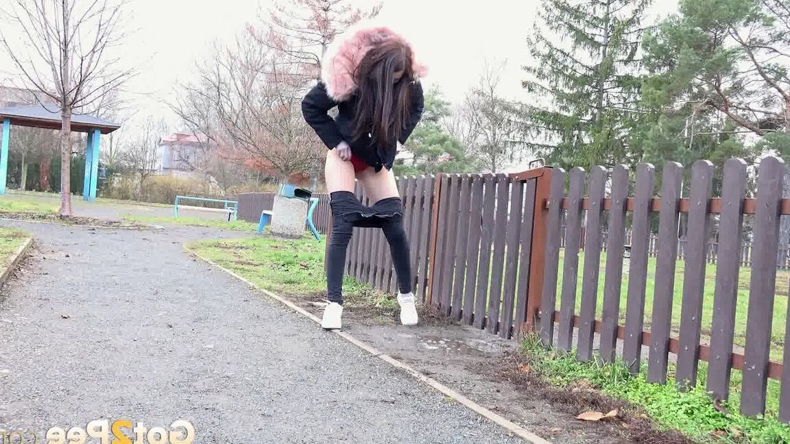 15P Sexy Katy relieves her pee desperation in public