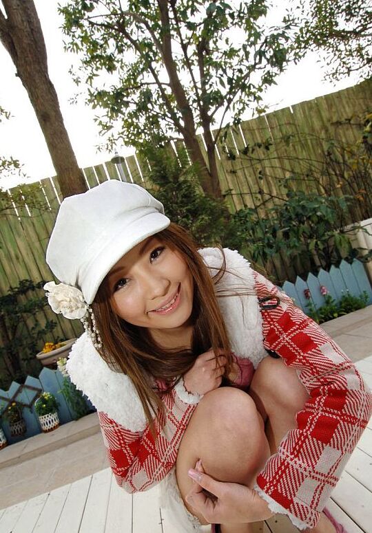 16P A linda garota japonesa Reon Kosaka libertou sua bunda perfeita da calcinha com babados