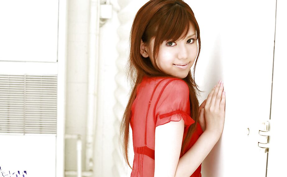 15P Amateur-Asiatin Nanami Wakase macht Upskirt und entblößt ihre Titten