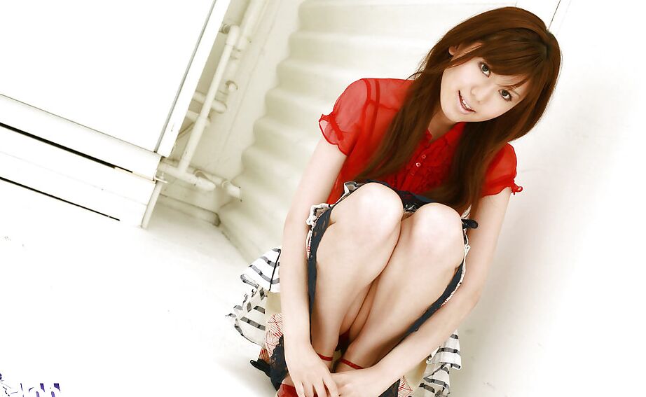 15P Amateur-Asiatin Nanami Wakase macht Upskirt und entblößt ihre Titten