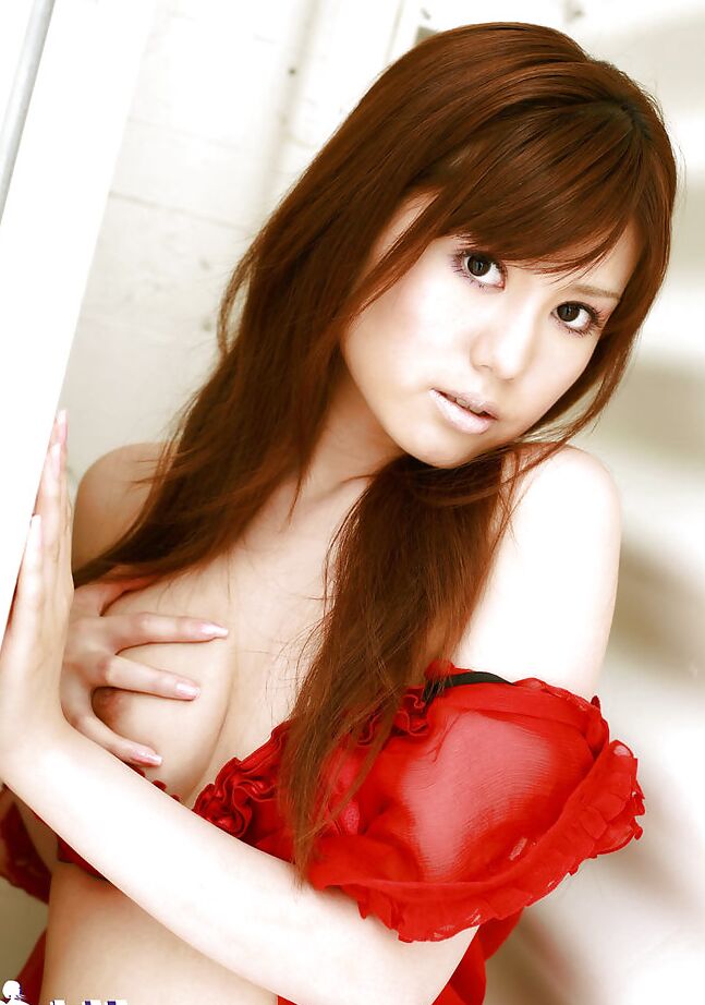 15P Amateur-Asiatin Nanami Wakase macht Upskirt und entblößt ihre Titten