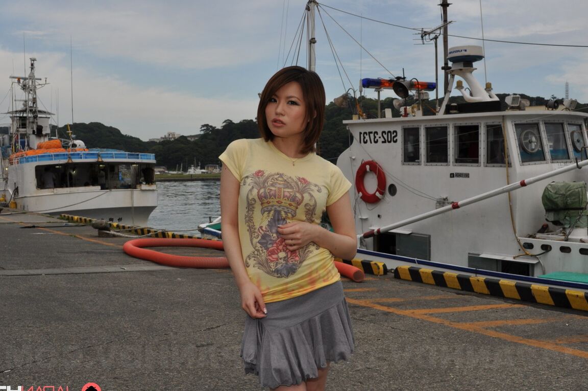 15P La jeune fille japonaise Miki Uemura pose non nue en jupe sur un quai