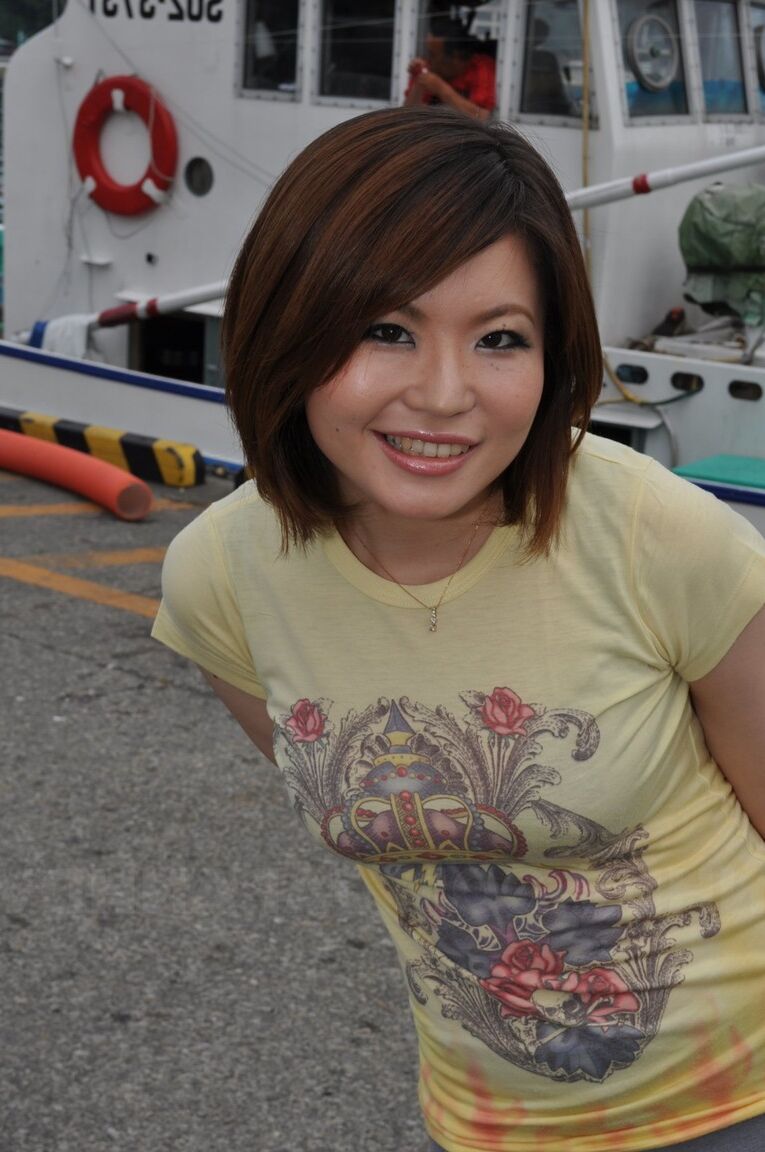 15P La jeune fille japonaise Miki Uemura pose non nue en jupe sur un quai