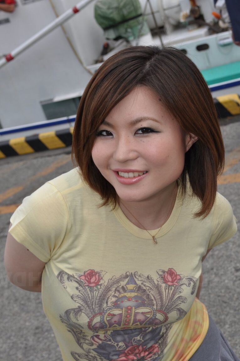 15P La jeune fille japonaise Miki Uemura pose non nue en jupe sur un quai