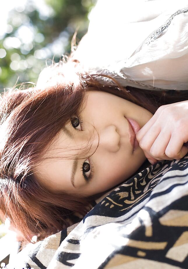 15P La seductora asiática Shinohara Ryou descubriendo su elegante cuerpo al aire libre
