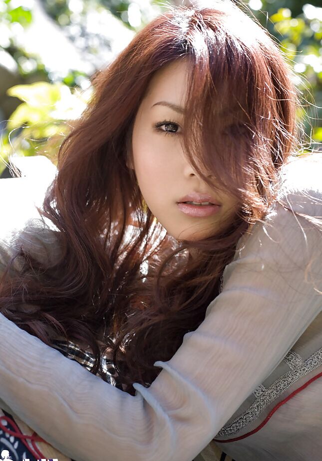 15P La seductora asiática Shinohara Ryou descubriendo su elegante cuerpo al aire libre