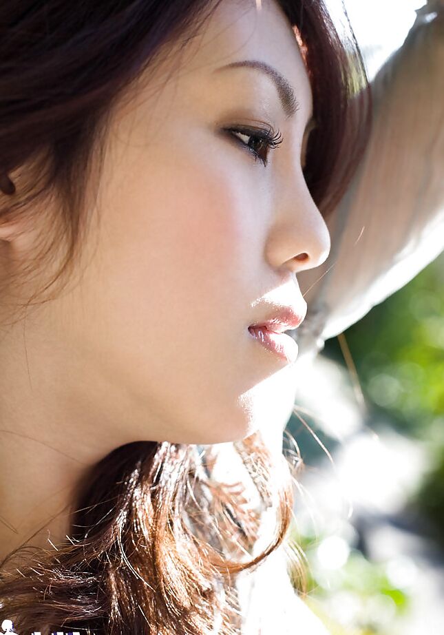 15P La seductora asiática Shinohara Ryou descubriendo su elegante cuerpo al aire libre