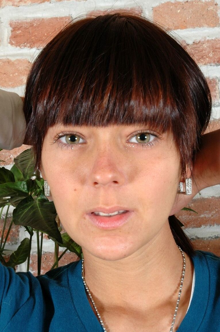 21P L'étourdissante amateur Gabrielle libère ses énormes heurtoirs naturels près de la cheminée