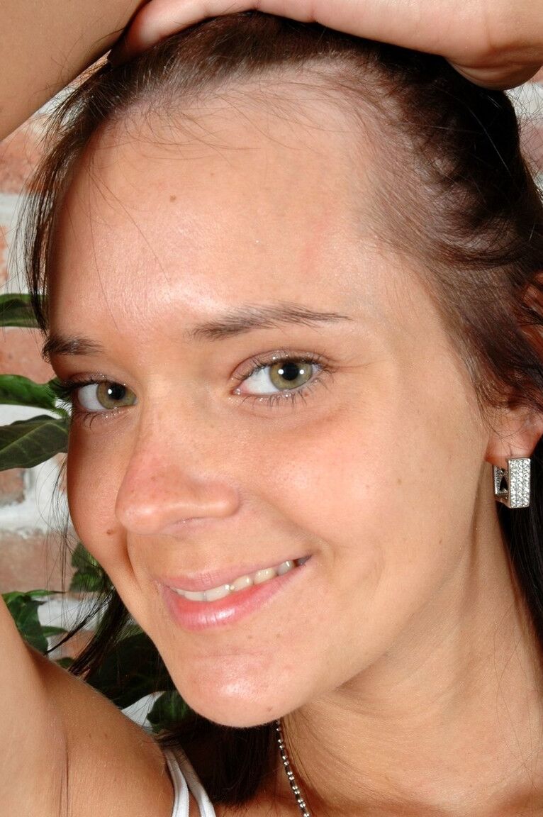 21P L'étourdissante amateur Gabrielle libère ses énormes heurtoirs naturels près de la cheminée