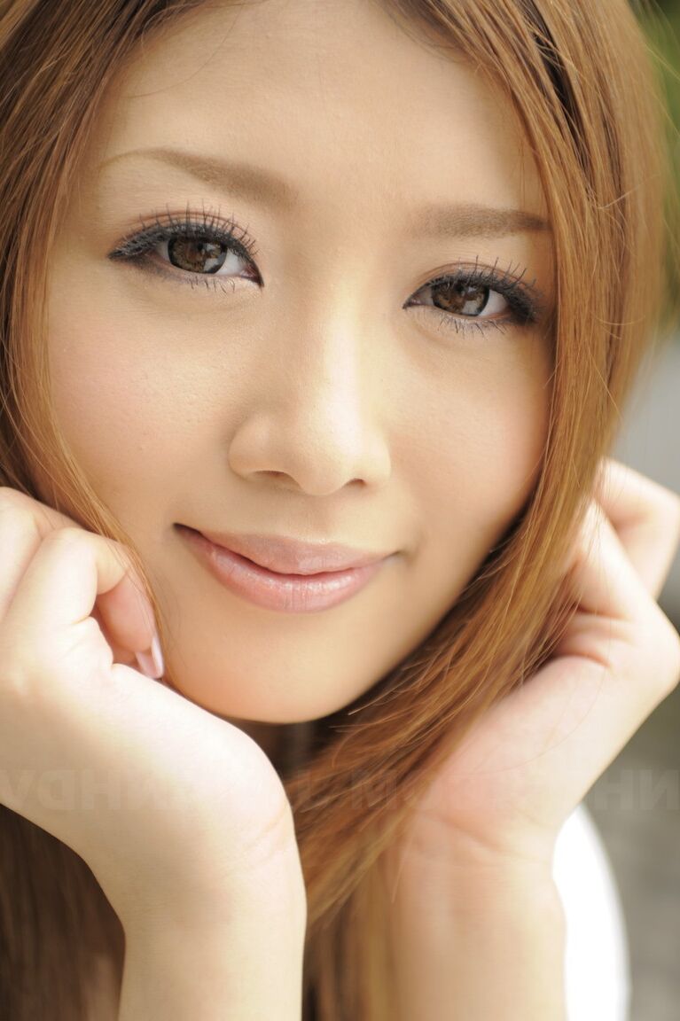 15P L'adorable mannequin japonaise aux cheveux roux, Uta Kohaku, se déshabille et dévoile sa lingerie sexy.