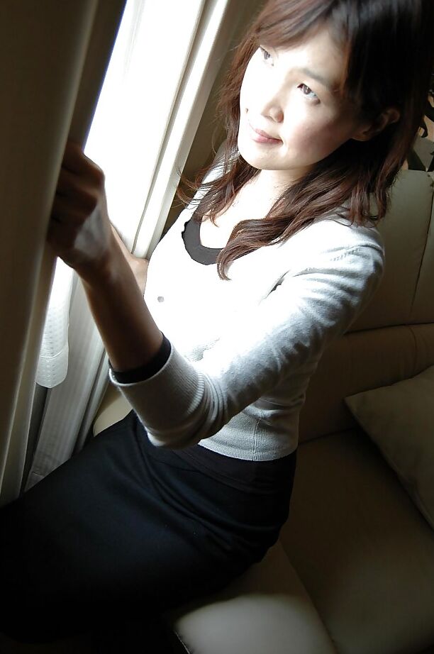 16P Takako Yanase, une MILF asiatique sexy, se déshabille et écarte les jambes.