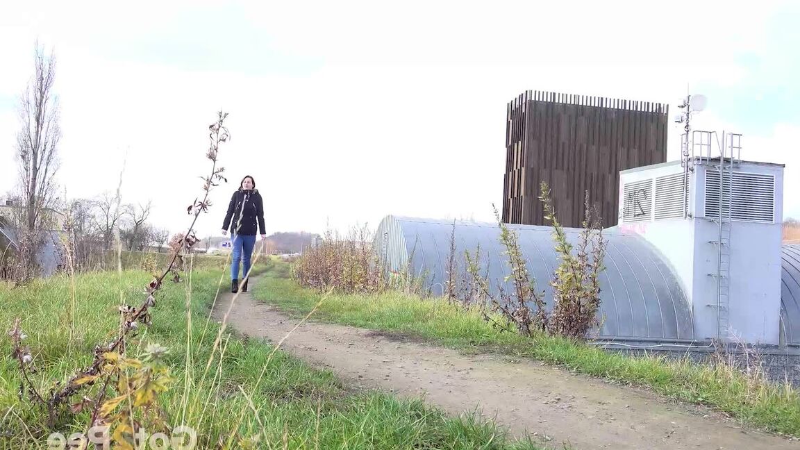 15P Amanda Hill squats in the suburbs to piss