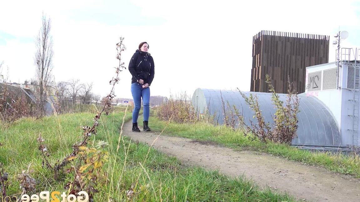 15P Amanda Hill squats in the suburbs to piss