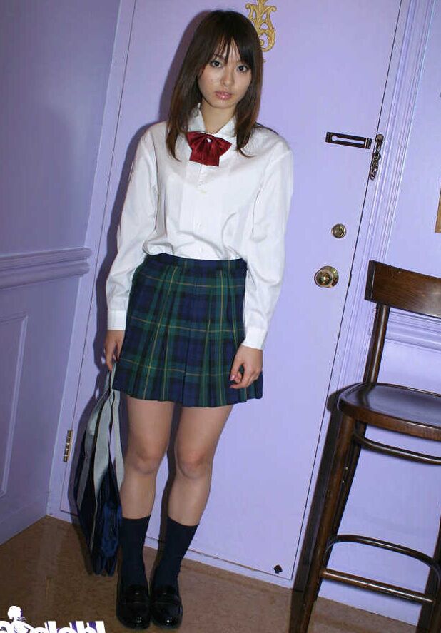 16P Linda adolescente asiática com peitos pequenos tirando o uniforme escolar
