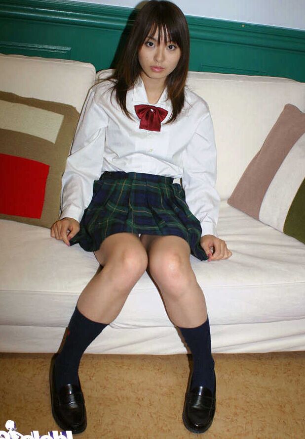 16P Linda adolescente asiática com peitos pequenos tirando o uniforme escolar