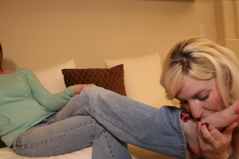 12P Kiss Her Foot Lezdom Lesbienne Jeans Blonde