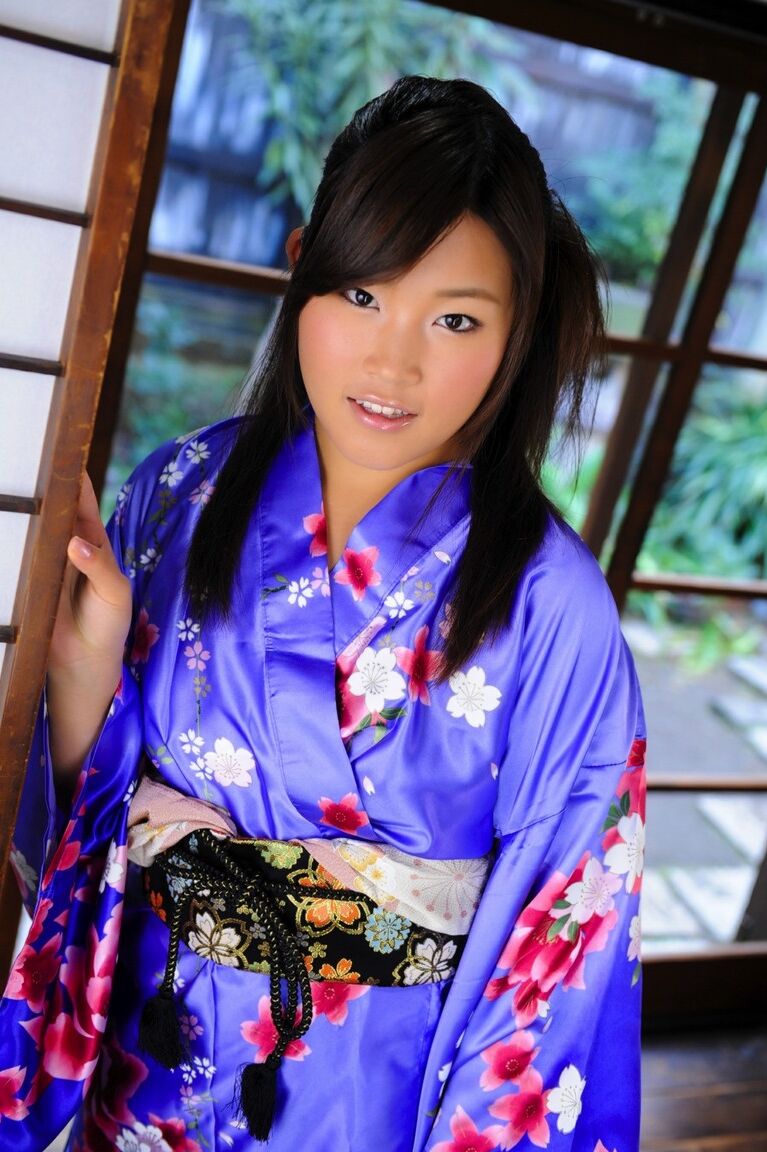 12P japanisches Solomädchen zieht ihren Kimono hoch, um ihre Vagina freizulegen