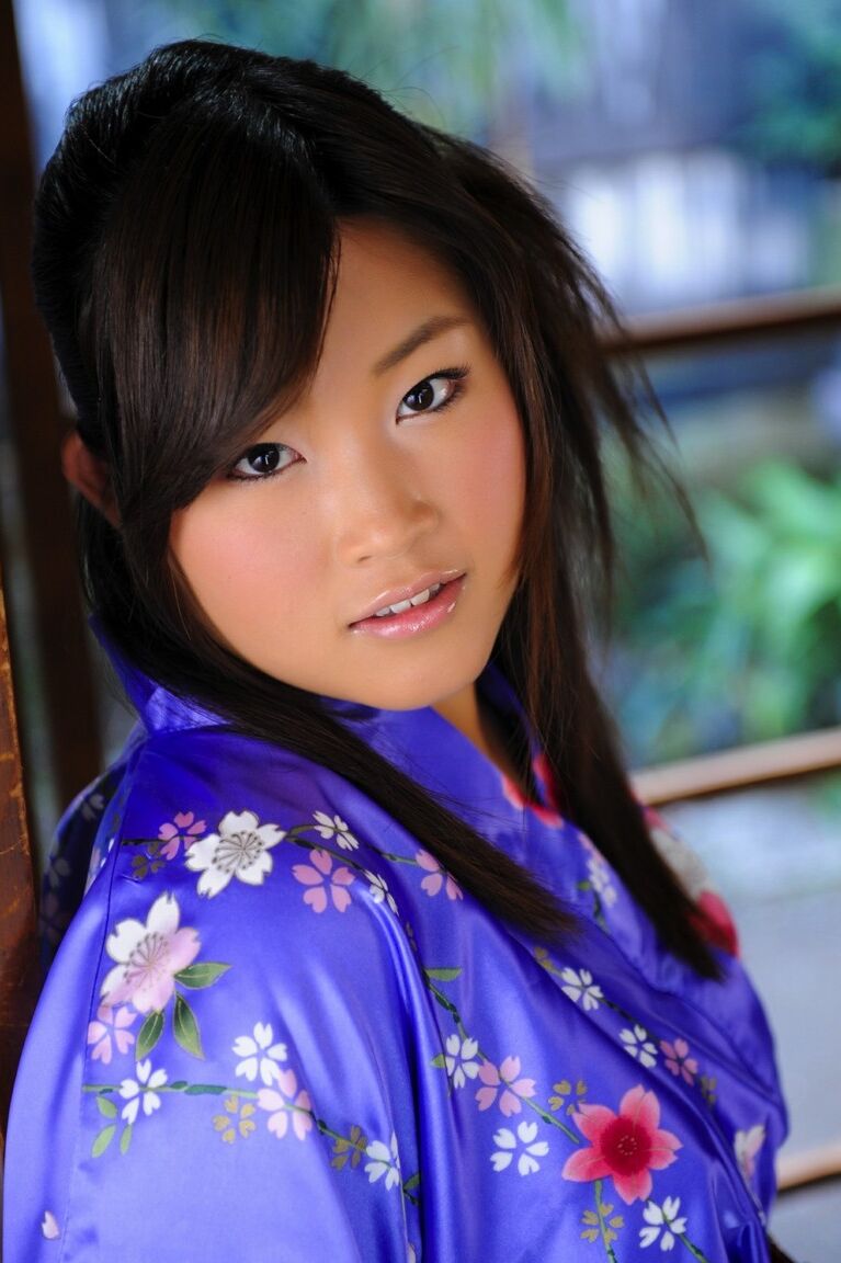 12P japanisches Solomädchen zieht ihren Kimono hoch, um ihre Vagina freizulegen