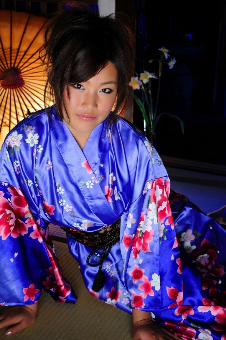 12P japanisches Solomädchen zieht ihren Kimono hoch, um ihre Vagina freizulegen