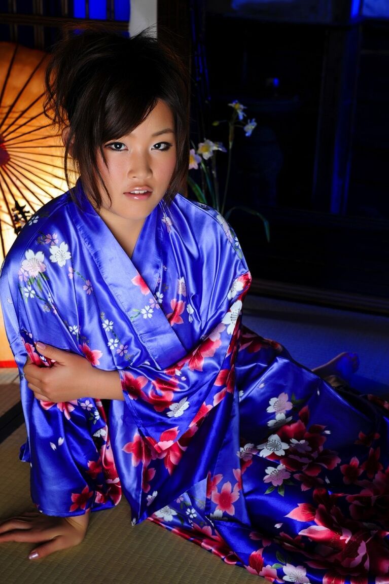 12P japanisches Solomädchen zieht ihren Kimono hoch, um ihre Vagina freizulegen
