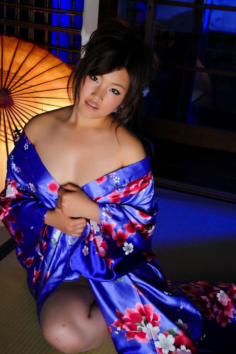 12P japanisches Solomädchen zieht ihren Kimono hoch, um ihre Vagina freizulegen