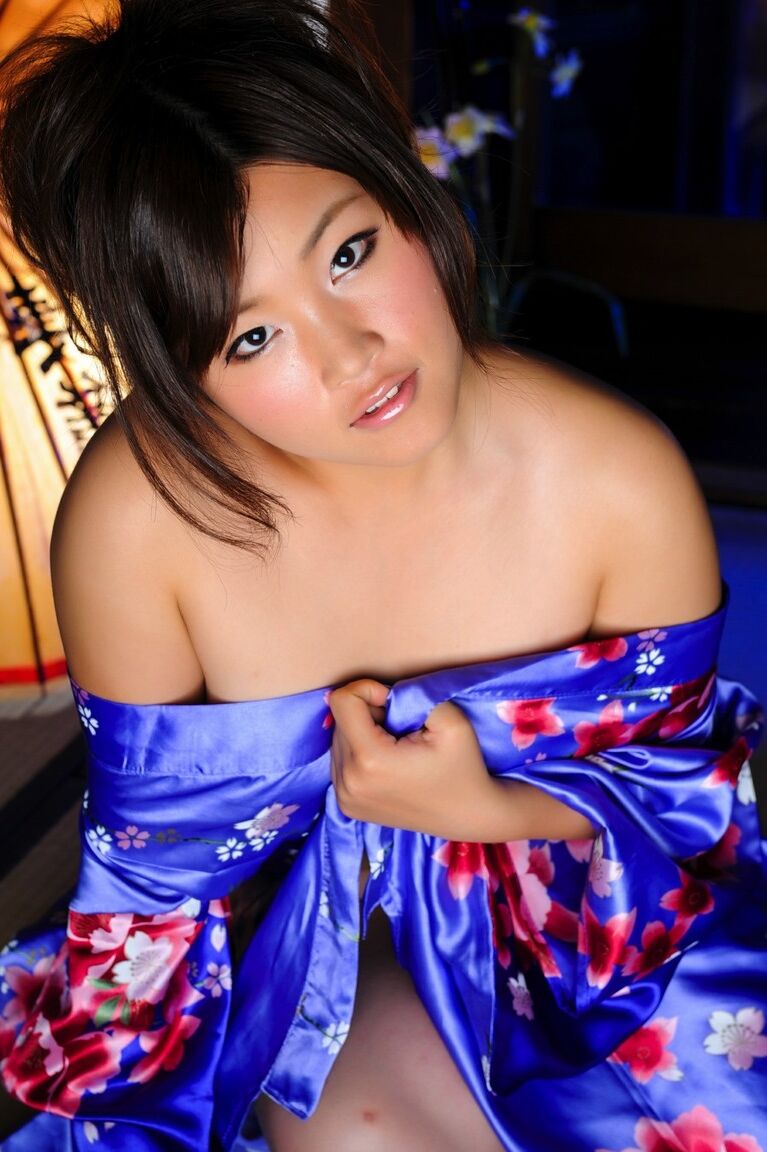 12P japanisches Solomädchen zieht ihren Kimono hoch, um ihre Vagina freizulegen