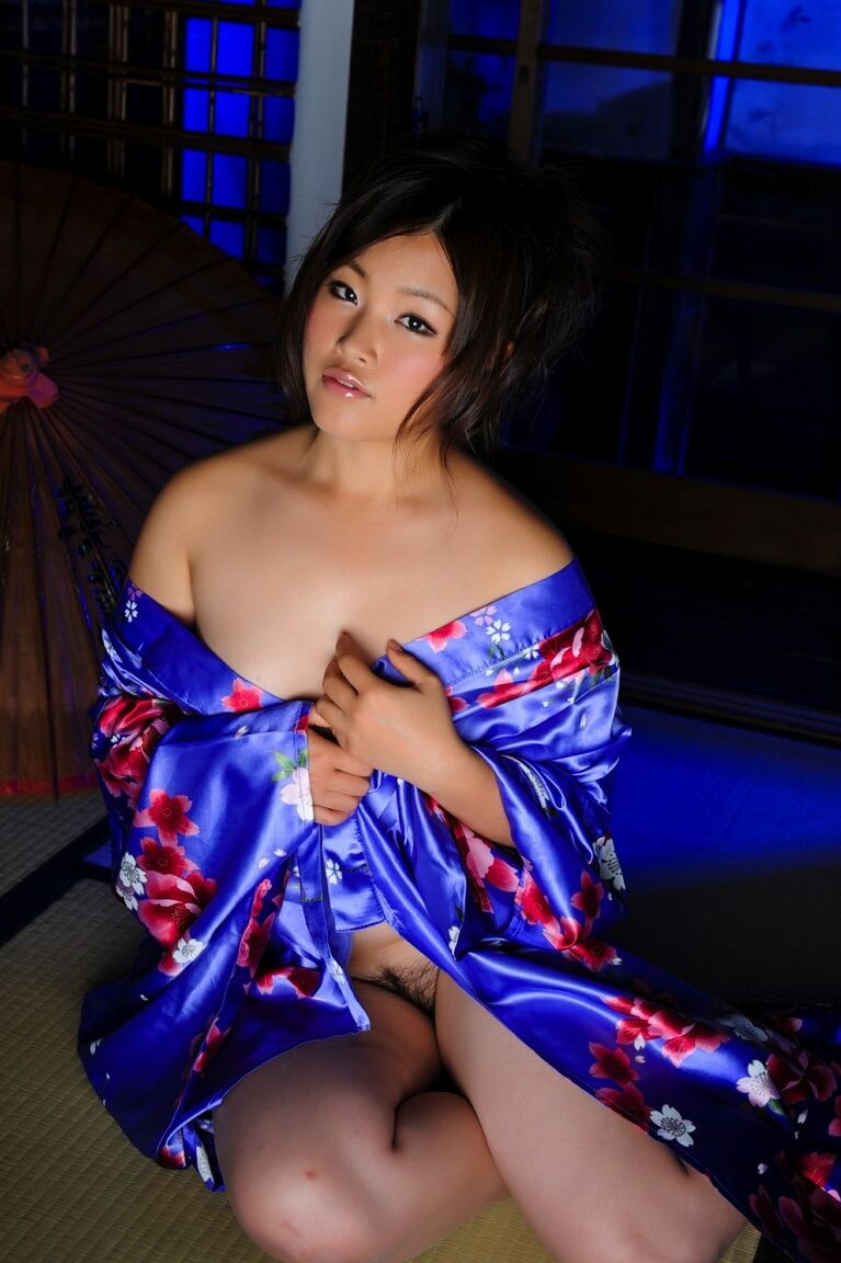 12P japanisches Solomädchen zieht ihren Kimono hoch, um ihre Vagina freizulegen