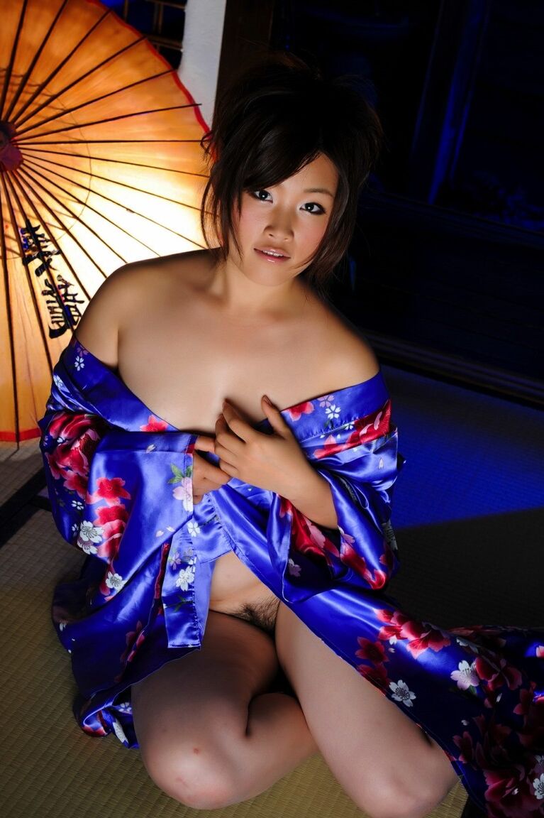 12P japanisches Solomädchen zieht ihren Kimono hoch, um ihre Vagina freizulegen