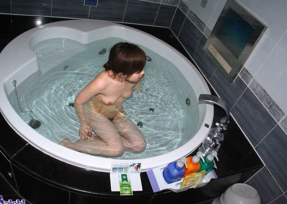 16P Japanese redhead Waka gets naked in a round bathtub during solo action