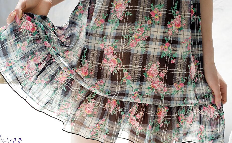 15P A pequena asiática Miyu Nakai não tem lingerie por baixo do vestido extravagante