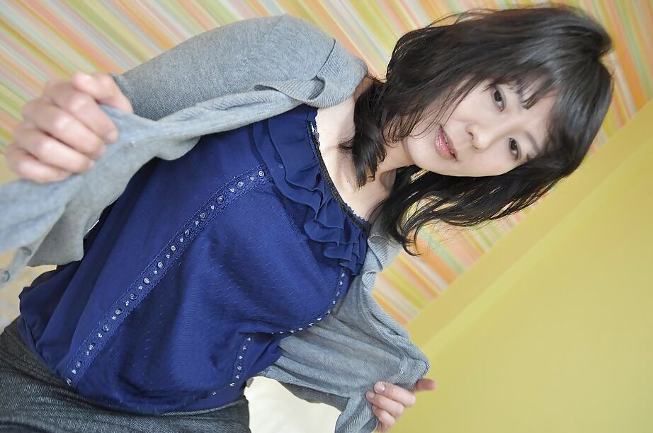 16P ベッドの上で服を脱ぐ毛むくじゃらのクーターを持つ生意気なアジアの女性