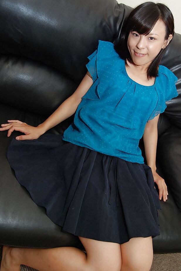 16P La juguetona adolescente asiática Miki Kamisaka se quita la ropa lentamente