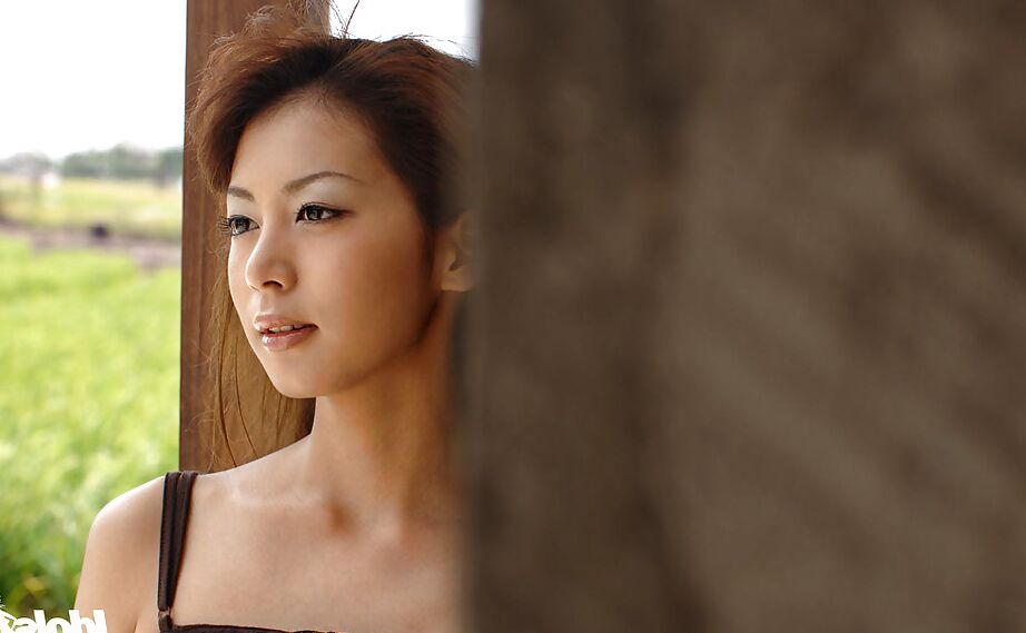 16P Une asiatique baisable déguisée découvrant ses beaux seins